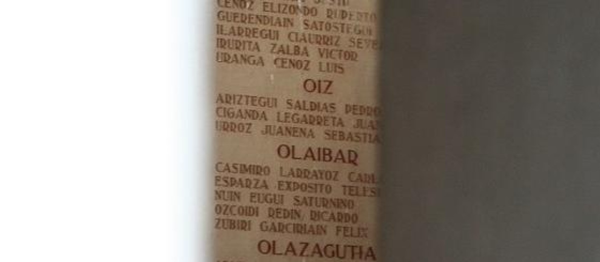 Detalle de la lista de los caídos en el monumento de Navarra