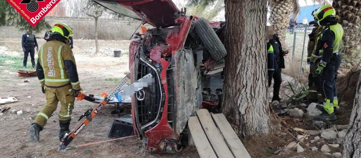 Trabajos de excarcelación de las víctimas del accidente por parte de los bomberos