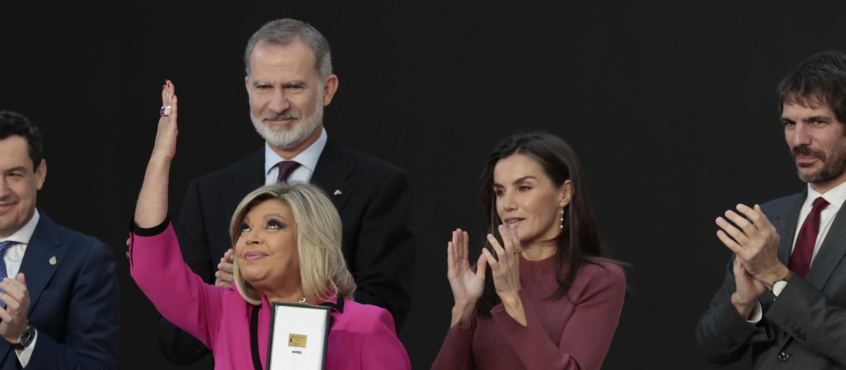La periodista Terelu Campos recoge la medalla concedida a su madre que le han entregado los Reyes