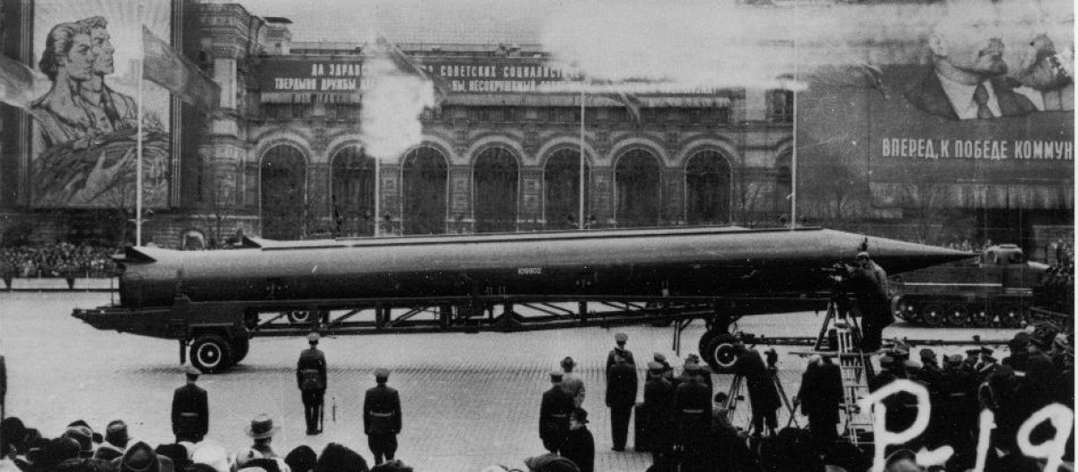 El misil balístico soviético R-12 durante el desfile en la plaza Roja de Moscú en 1965