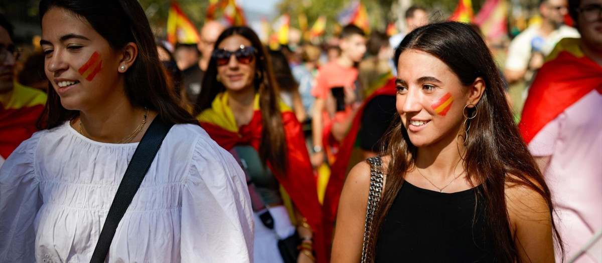 (Foto de ARCHIVO)
Manifestantes con la bandera de España durante la protesta organizada por Espanya i Catalans, a 12 de octubre de 2023, en Barcelona, Catalunya (España). Espanya i Catalans ha marchado hoy por la plaza de Cantalunya con motivo del Día de la Hispanidad. El objetivo de la manifestación de este año es también mostrar la disconformidad con la ley de amnistía que el PSOE se encuentra negociando en el marco de la investidura de Pedro Sánchez. Hoy se celebra el primer acto de estas características tras la entrada en vigor de la ley de memoria. Además de esta protesta, el grupo de extrema derecha Democracia Nacional ha hecho su tradicional acto por el 12O en Montjuic.

Kike Rincón / Europa Press
12 OCTUBRE 2023;BARCELONA;CATALUNYA;MANIFESTACIÓN DE ESPANYA I CATALANS;12O
12/10/2023