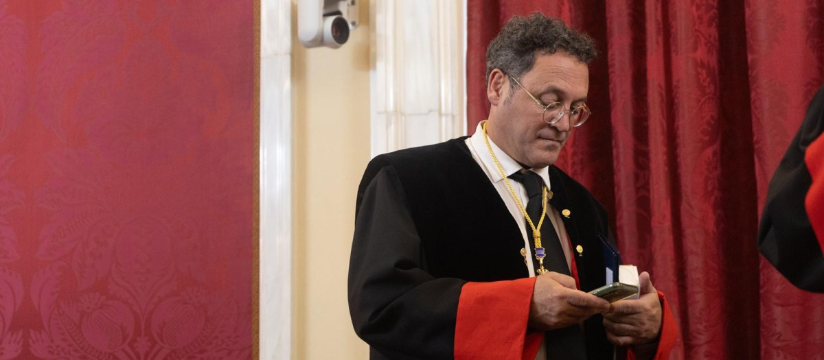 El fiscal general del Estado, Álvaro García Ortiz, mirando su teléfono móvil