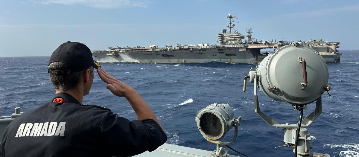 Saludo al portaaviones USS Truman de la US Navy desde la fragata Méndez Núñez (F-104)