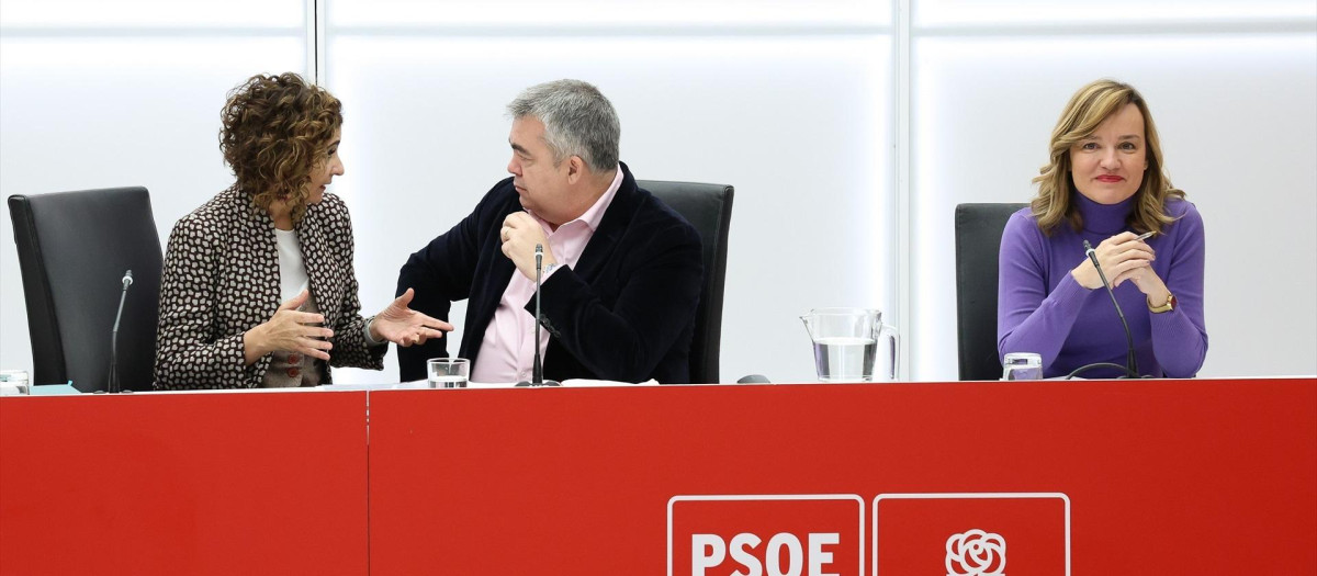 María Jesús Montero; el secretario de Organización del Partido Socialista, Santos Cerdán, y la ministra de Educación y Formación Profesional, Pilar Alegría,