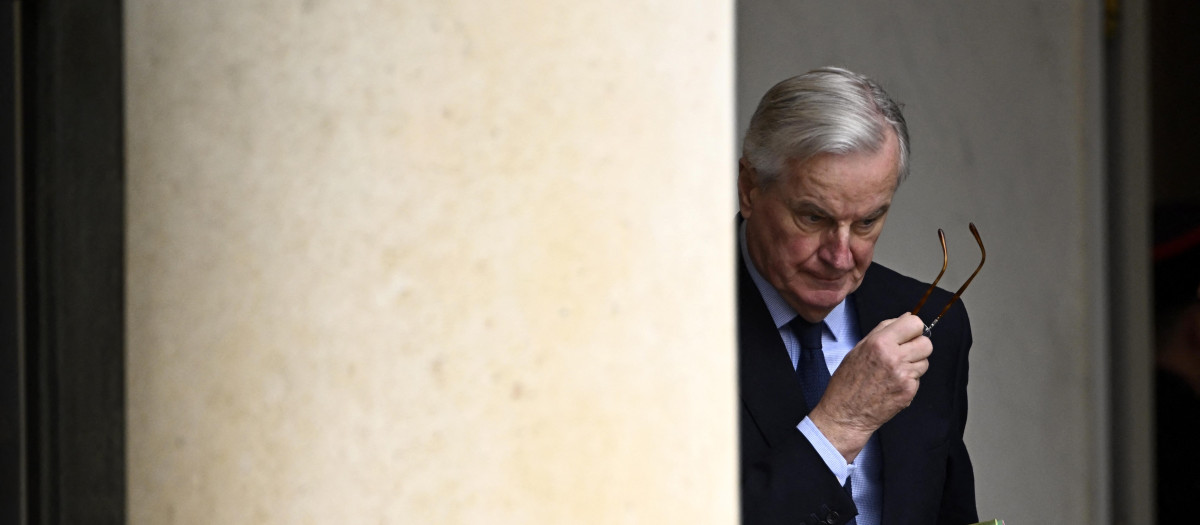 El primer ministro francés, Michel Barnier, sale después de la reunión semanal del gabinete en el Palacio del Elíseo