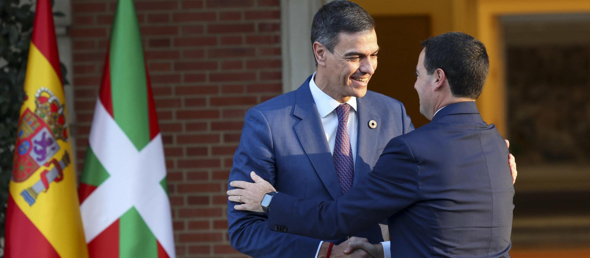 El presidente Sánchez y el lendakari Pradales se saludan en la puerta de Moncloa
