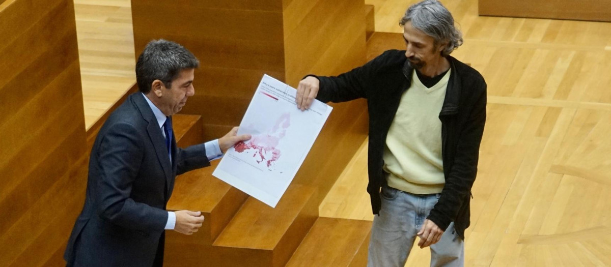 Carlos Mazón y el diputado de Compromís Juan Bordera, en el Pleno de las Cortes
Eduardo Manzana - Europa Press
28/11/2024