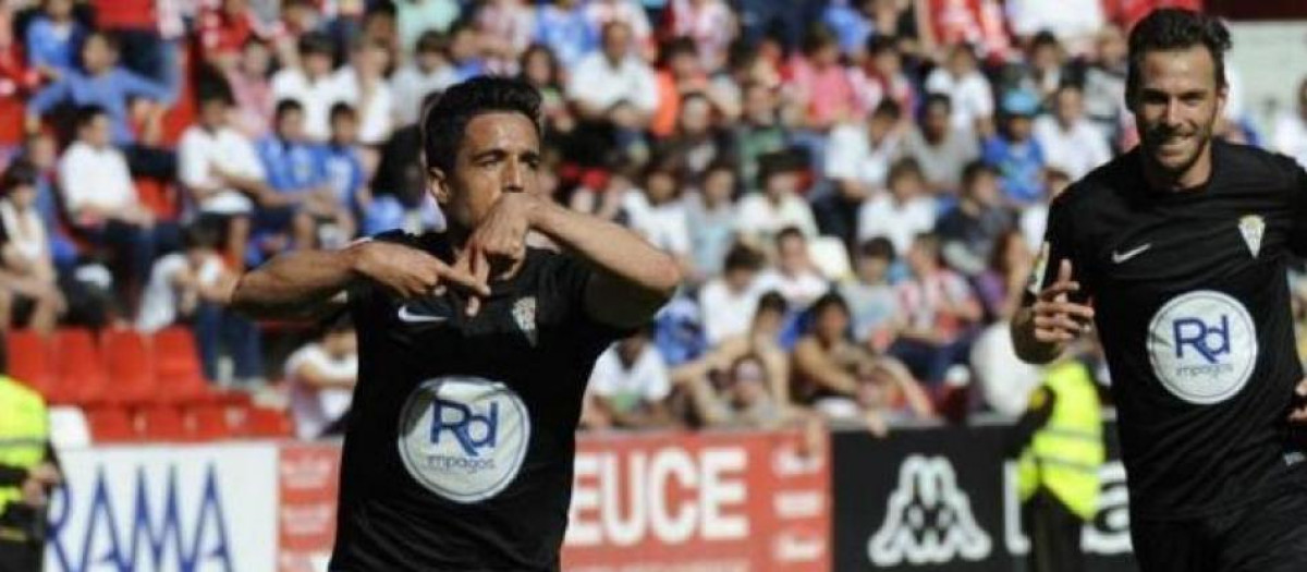 Pedro Sánchez celebra uno de sus goles en El Molinón en la 13/14