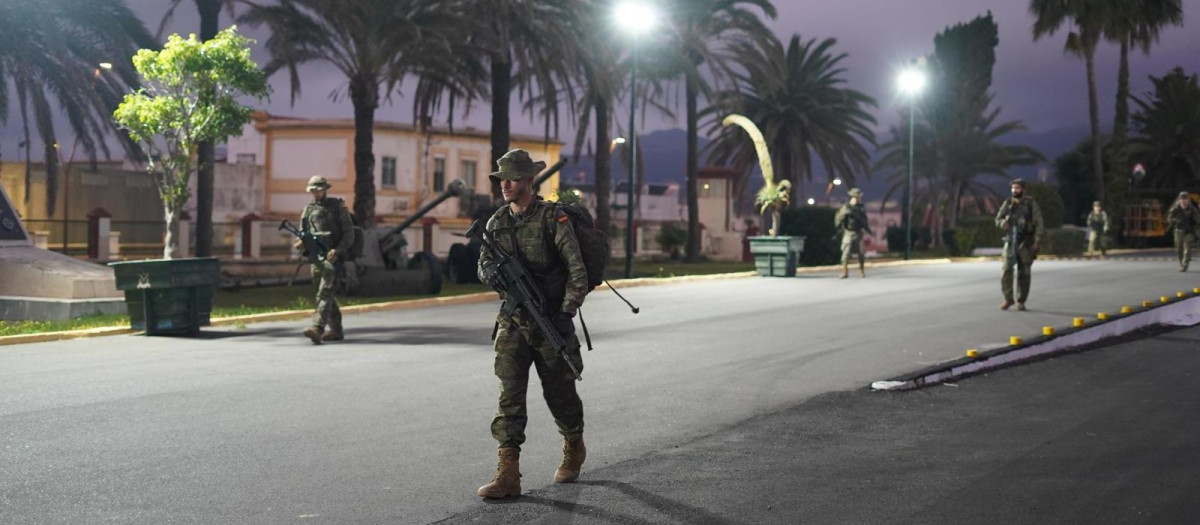 Despliegue de los grupos tácticos Ceuta y Melilla del Ejército de Tierra. En la imagen, una patrulla nocturna