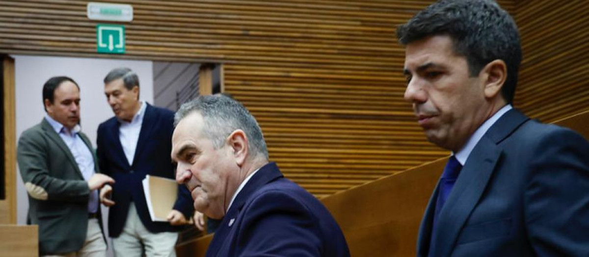 Carlos Mazón y Francisco José Gan Pampols, instantes antes de la sesión de control