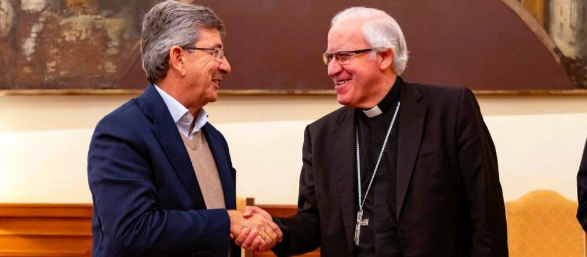 Monseñor José Ángel Saiz Meneses, con uno de los promotores del congreso