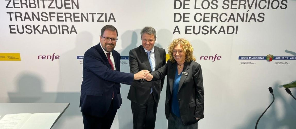 Firma del acuerdo entre Renfe, el Gobierno vasco y el secretario de Estado de Transportes