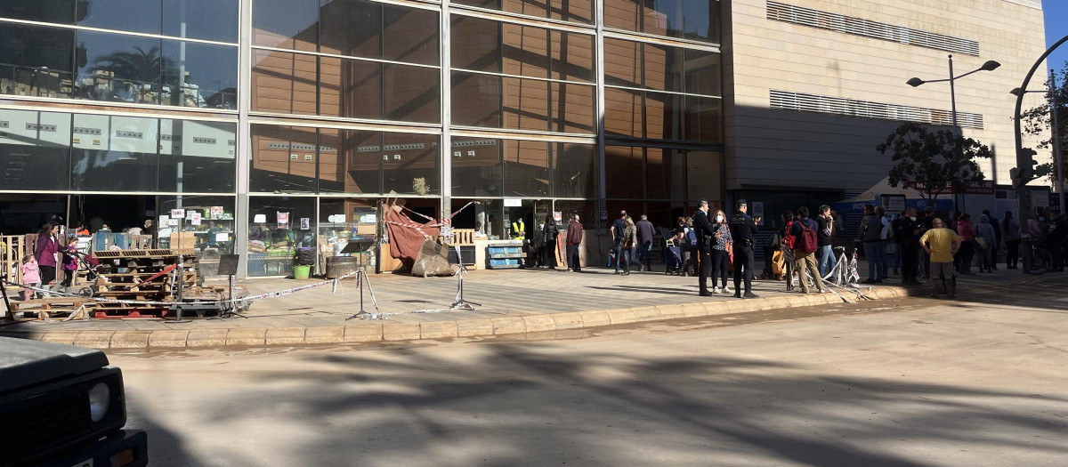 Auditorio Municipal de Paiporta donde la parte de abajo se ha convertido en un centro de recogida de alimentos