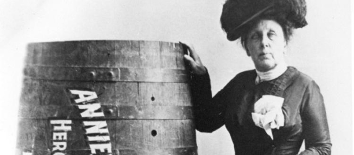 Annie Taylor y el barril con el que se lanzó por las cataratas del Niágara