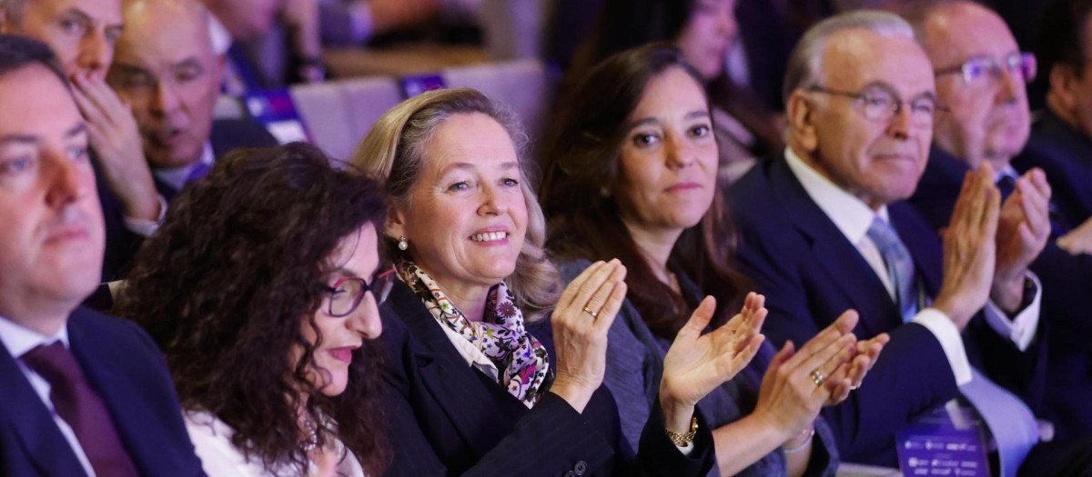 La presidenta del Banco Europeo de Inversiones, Nadia Calviño (c), aplaude en presencia de la alcaldesa de A Coruña, Inés Rey (3d), y del presidente ejecutivo de Naturgy, Isidro Fainé (2d)