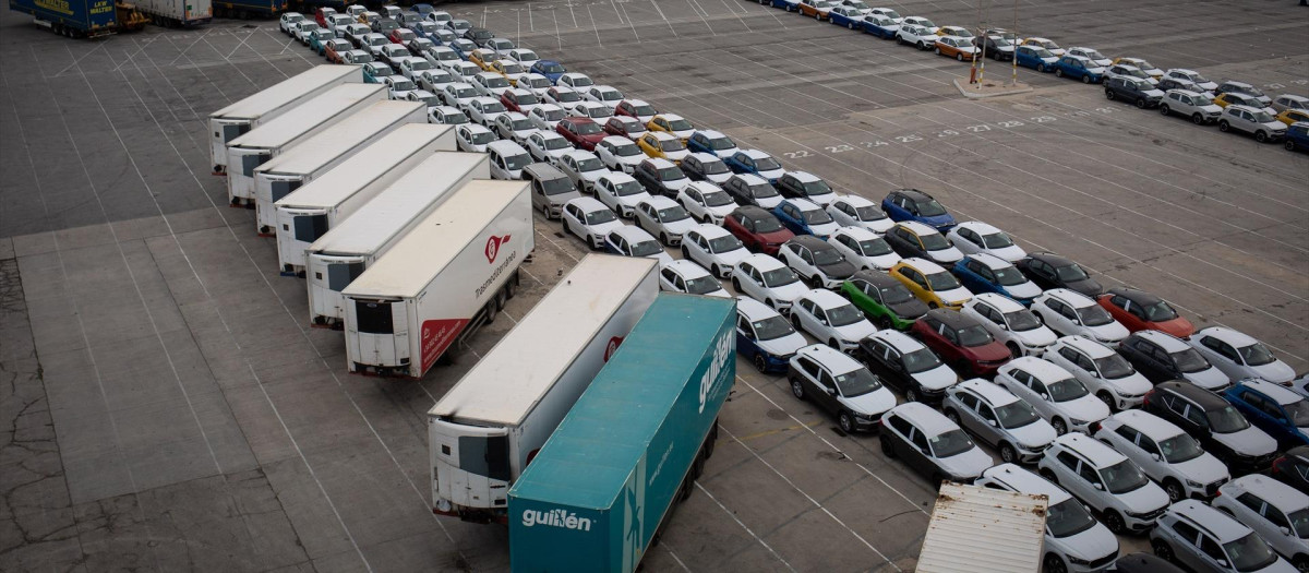 Un conjunto de coches aparcados en el puerto de Barcelona.