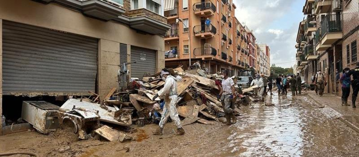 Una de las calles de Paiporta llena de barro y escombros una semana después del impacto de la DANA