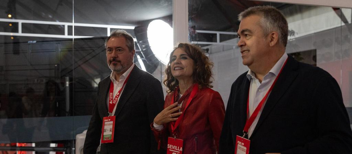María Jesús Montero, junto a Santos Cerdán y Juan Espadas