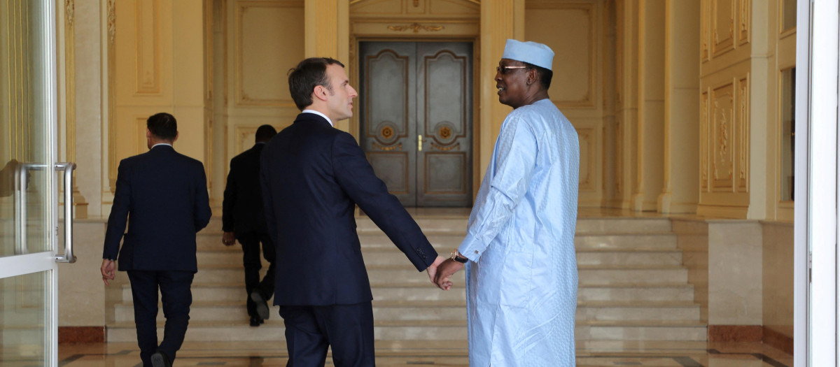El presidente de Chad, Idriss Deby, junto a Emmanuel Macron