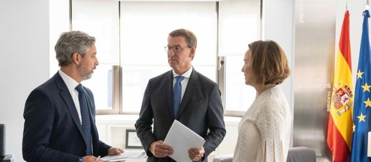El líder del PP, Alberto Núñez Feijóo, junto a la secretaria general del PP, Cuca Gamarra, y el vicesecretario de Economía, Juan Bravo