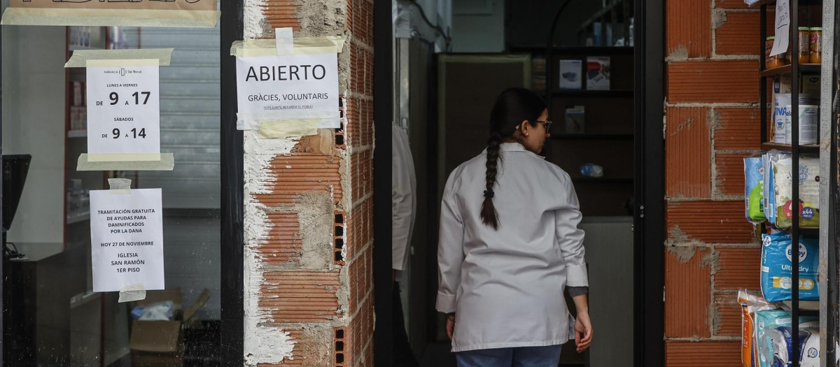 Entrada a una farmacia afectada por la DANA en Paiporta.