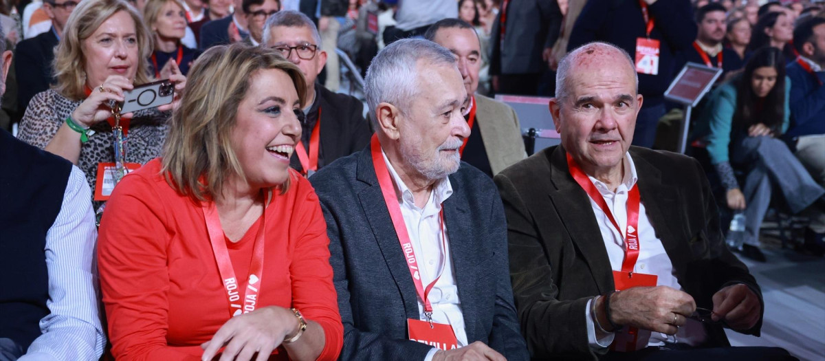 Los expresidentes socialistas de la Junta de Andalucía Manuel Chaves (d) y José Antonio Griñán (c) , junto a la ex presidenta de la Junta de Andalucía, Susana Díaz, durante la inauguración del 41º Congreso Federal del PSOE