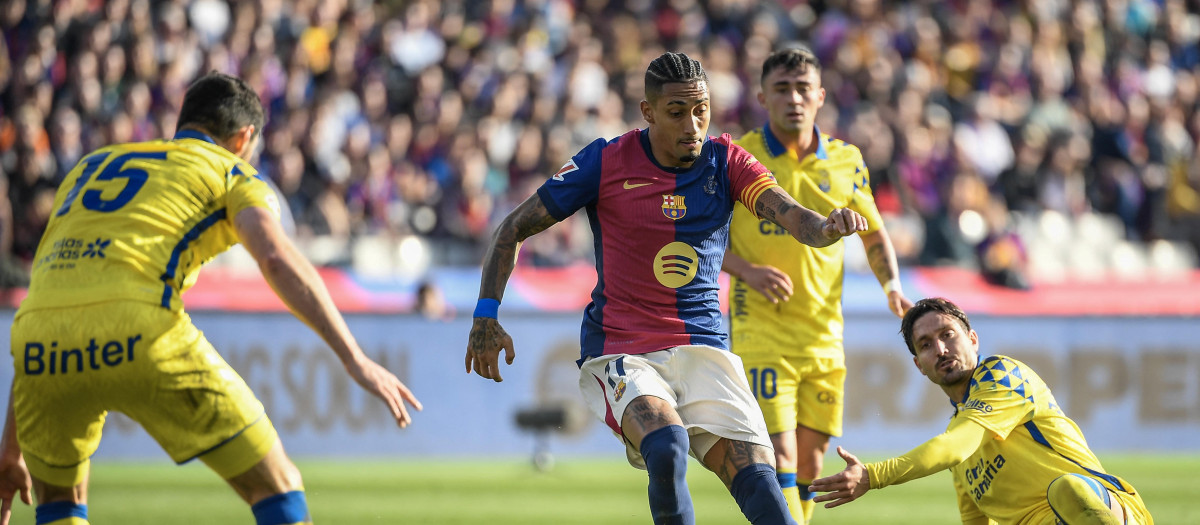 Raphinha controla el balón en el partido frente a la UD Las Palmas