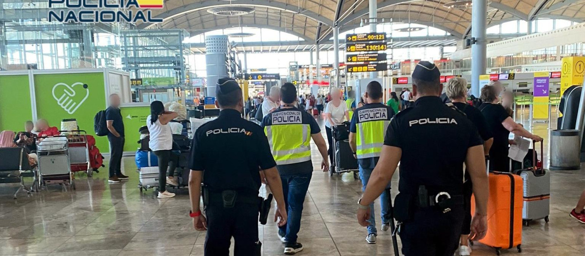 Agentes de la Policía Nacional, en el aeropuerto de Alicante-Elche