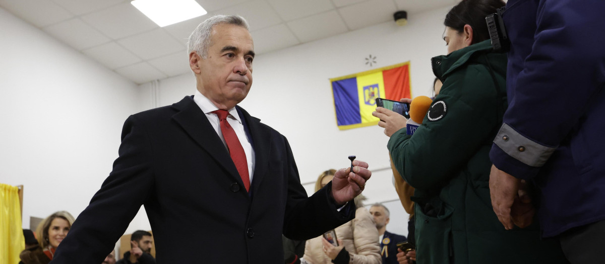 El candidato del Partido Socialdemócrata, Calin Georgescu, emite su voto en las elecciones parlamentarias de Rumanía
