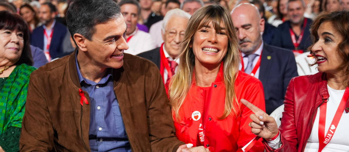 El Presidente del Gobierno, Pedro Sánchez (i) su esposa Begoña Gómez (c) y la vicepresidenta primera del Gobierno y vicesecretaria general del PSOE, María Jesús Montero (d) durante la clausura del 41º Congreso Federal del PSOE en el Palacio de Congresos y Exposiciones. A 1 de diciembre de 2024, en Sevilla, Andalucía (España). El 41º Congreso Federal del PSOE concluye en Sevilla con su jornada de clausura celebrada en Fibes. Durante el evento, se trazaron las líneas estratégicas del partido para los próximos años, destacando el compromiso con las políticas sociales, la igualdad y la sostenibilidad. La clausura contó con la presencia de destacados líderes socialistas y delegados de todo el país.
Francisco J. Olmo / Europa Press
01/12/2024