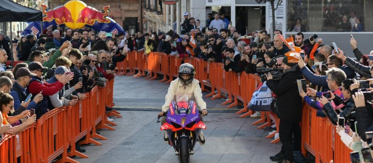 Jorge Martín se da un baño de masas en San Sebastián de los Reyes