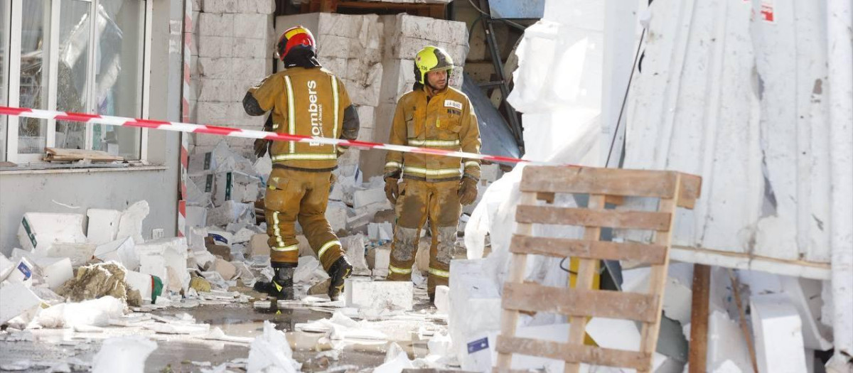 Bomberos del Consorcio Provincial de Alicante en la empresa Industrias Climber de Ibi (Alicante)