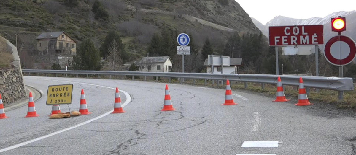 Vista de la carretera cortada en el lugar del accidente de autocar