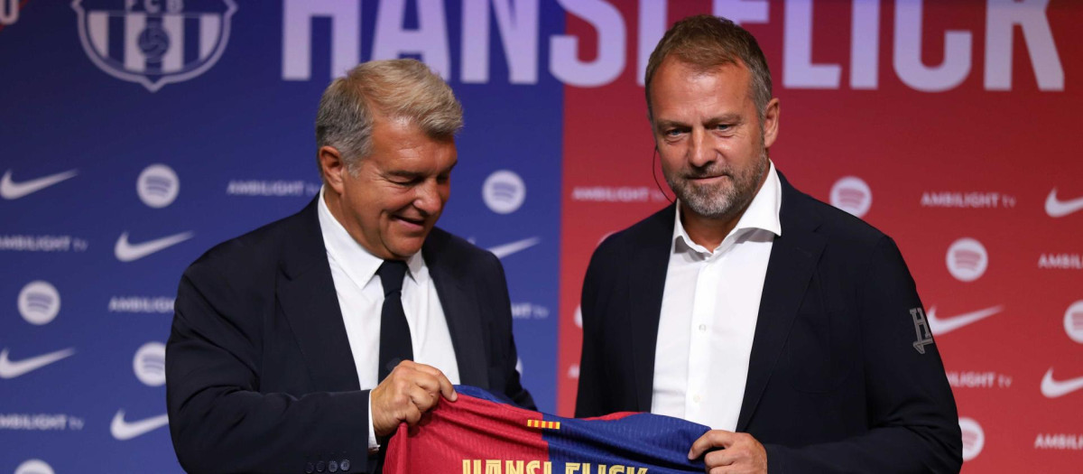 Joan Laporta y Hansi Flick, durante la presentación del técnico alemán