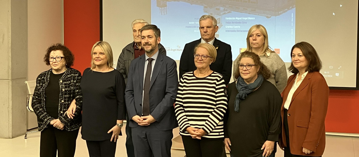 El consejero de Presidencia de la Comunidad de Madrid y la presidenta de la Fundación Miguel Ángel Blanco con víctimas del atentado de la calle del Correo