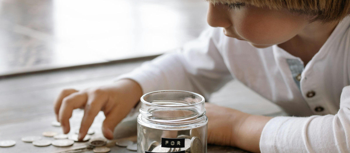 Un niño con una hucha