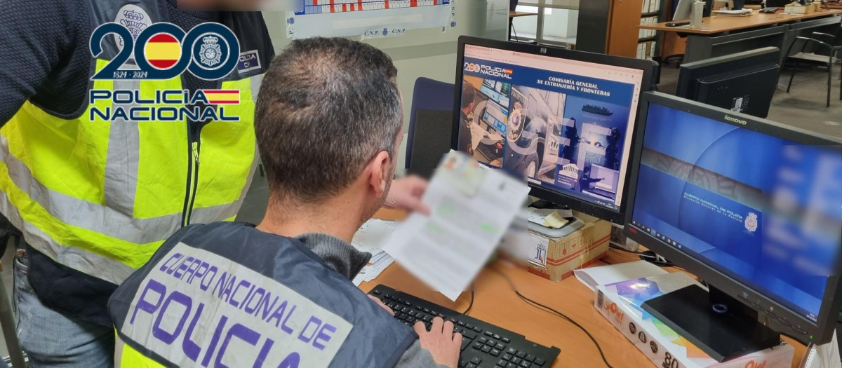 Agentes durante la investigación policial