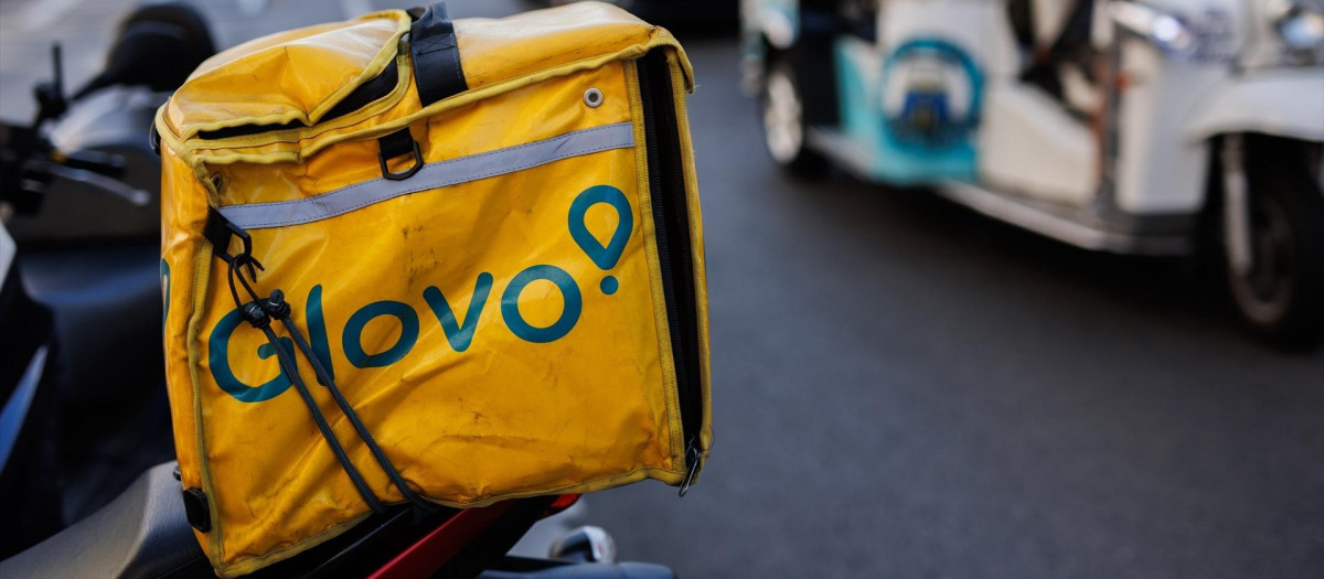 Una mochila de Glovo por una calle del centro de Madrid.