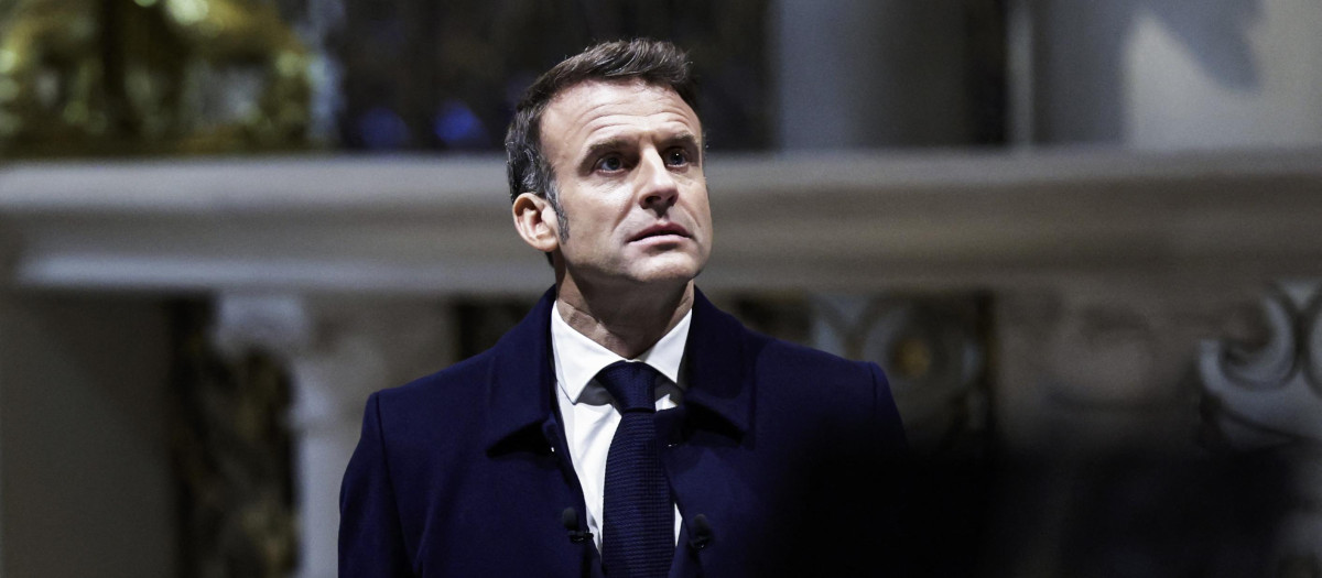 El presidente francés, Emmanuel Macron, mira hacia arriba durante una visita a la catedral de Notre Dame de París, en París