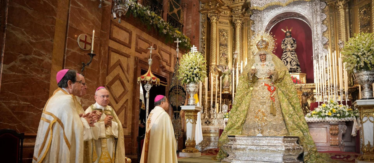 Acto de entrega de la Rosa de Oro a la Virgen de la Esperanza Macarena