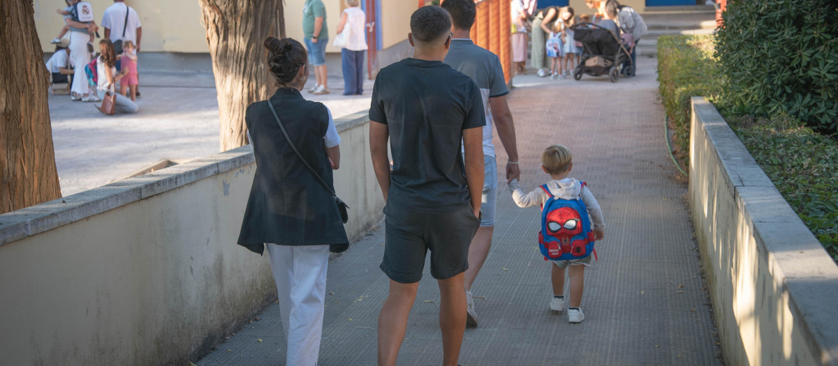 (Foto de ARCHIVO)
Padres y madres llevando a sus hijos al colegio en Mérida al inicio del curso 2024/2025
REMITIDA / HANDOUT por AYUNTAMIENTO DE MÉRIDA
Fotografía remitida a medios de comunicación exclusivamente para ilustrar la noticia a la que hace referencia la imagen, y citando la procedencia de la imagen en la firma
11/9/2024