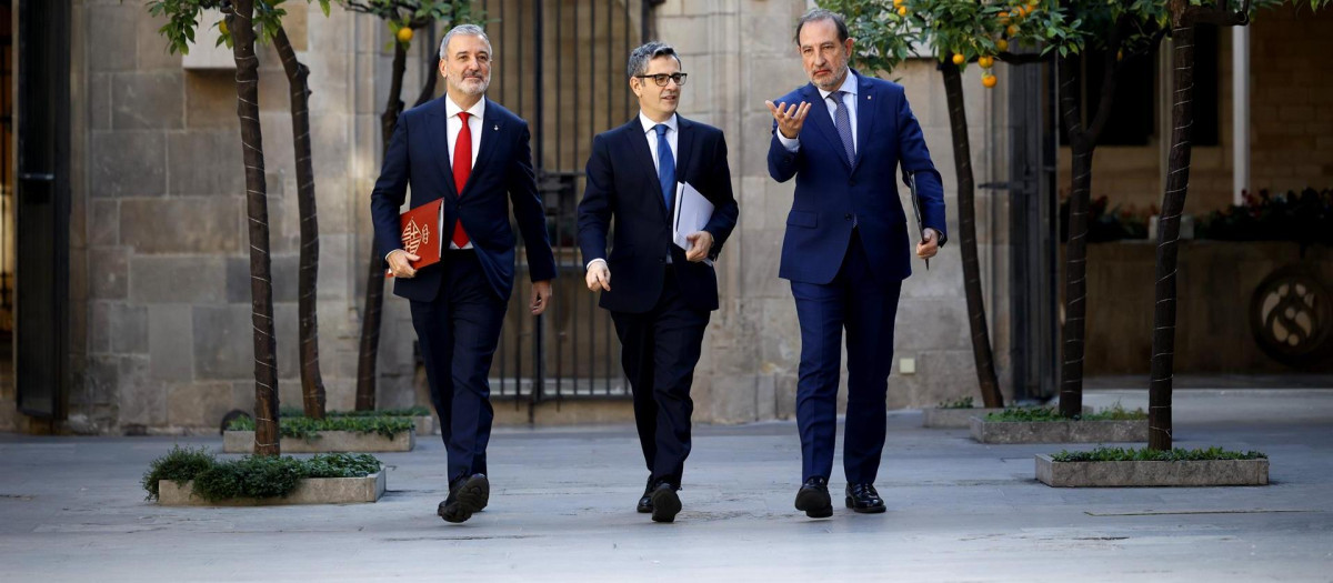El ministro de Justicia, Félix Bolaños, junto al consejero de Justicia y el alcalde de Barcelona