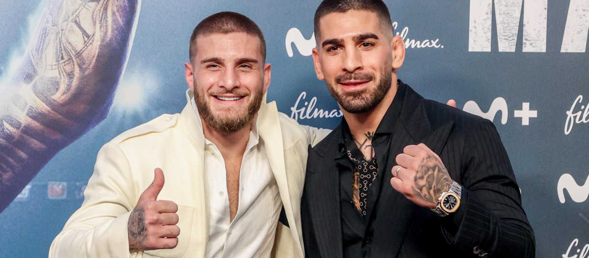 El luchador Ilia Topuria posa con su hermano Aleksandre en el photocall de la premiere del documental ‘Topuria: Matador’, en los Cines Callao