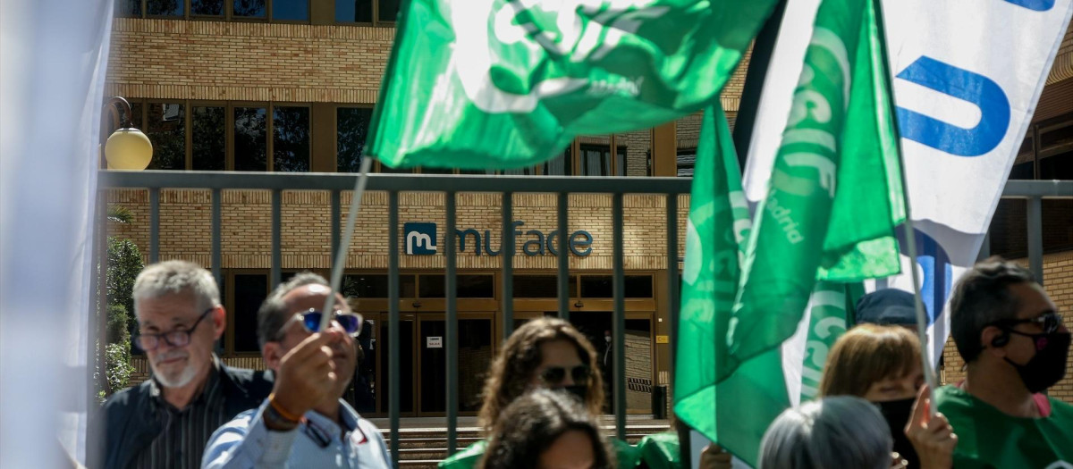 Manifestación de funcionarios contra los recortes que han sufrido en su prestación sanitaria