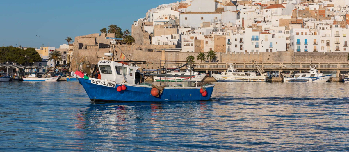 Imagen de un barco pesquero en el puerto de Peñíscola, en Castellón
