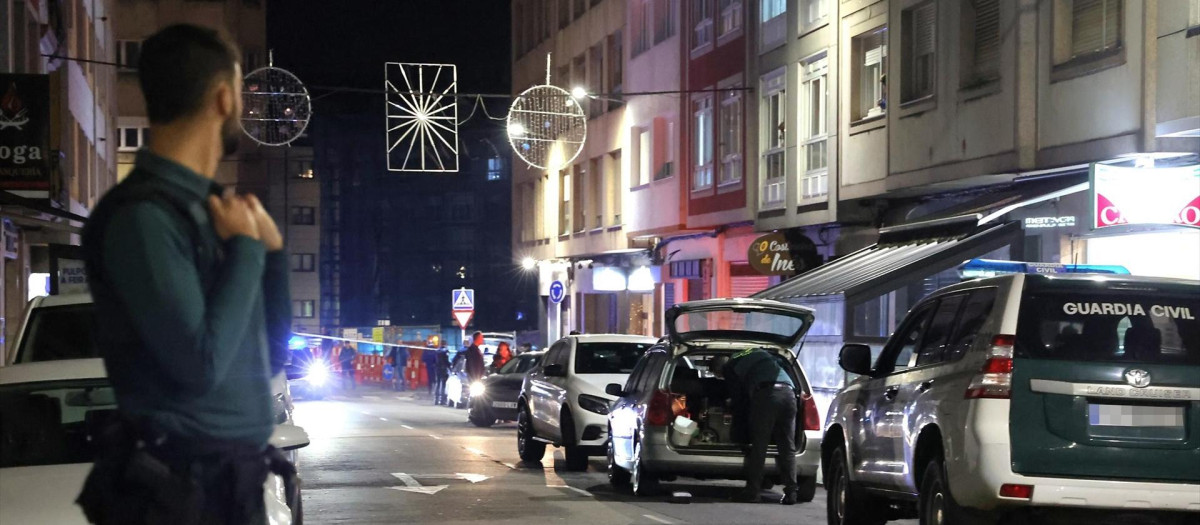 Varios agentes de la Guardia Civil acordonan la zona del suceso en Carballo, a 4 de diciembre de 2024, en Carballo, A Coruña, Galicia