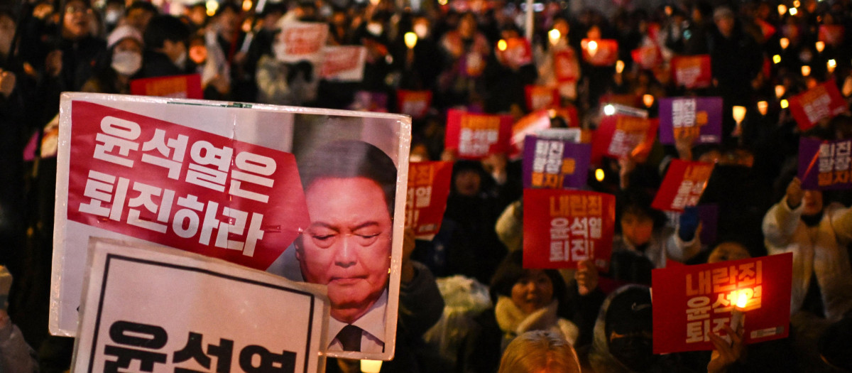 La gente participa en una vigilia con velas para pedir la dimisión del presidente de Corea del Sur, Yoon Suk Yeol