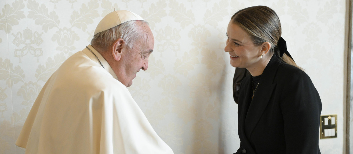 CIUDAD DEL VATICANO (VATICANO), 05/12/2024.- El papa Francisco durante una audiencia con la presidenta las Islas Baleares Marga Prohens (d), en el Palacio Apostólico de la Ciudad del Vaticano este jueves. EFE/Dicasterio de la Comunicación del Vaticano / SOLO USO EDITORIAL/SOLO DISPONIBLE PARA ILUSTRAR LA NOTICIA QUE ACOMPAÑA (CRÉDITO OBLIGATORIO)