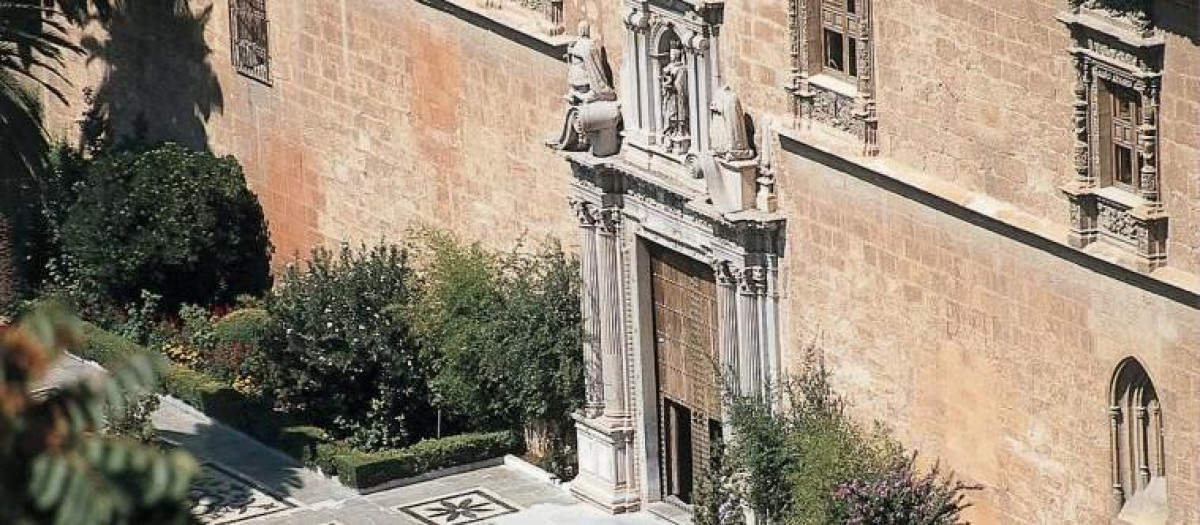 El Hospital Real fue fundado por los Reyes Católicos en 1504 para atender a los heridos de la Guerra de Granada