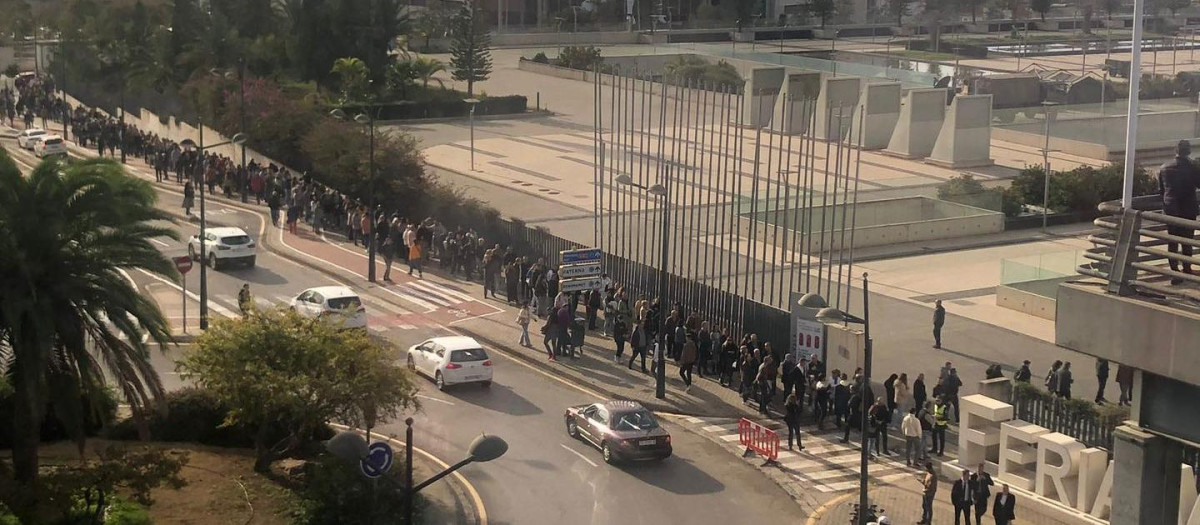 Los compradores potenciales hacían cola horas antes de la apertura